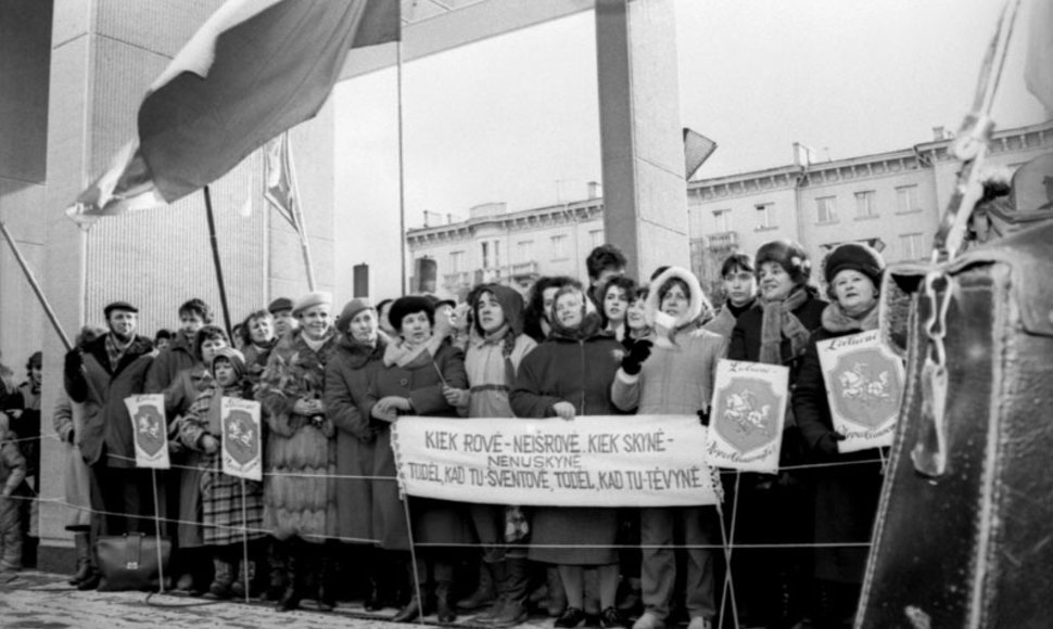 1990-ųjų kovo 11-ąją prie Aukščiausiosios Tarybos budėję žmonės laukė Lietuvos nepriklausomybės atstatymo.