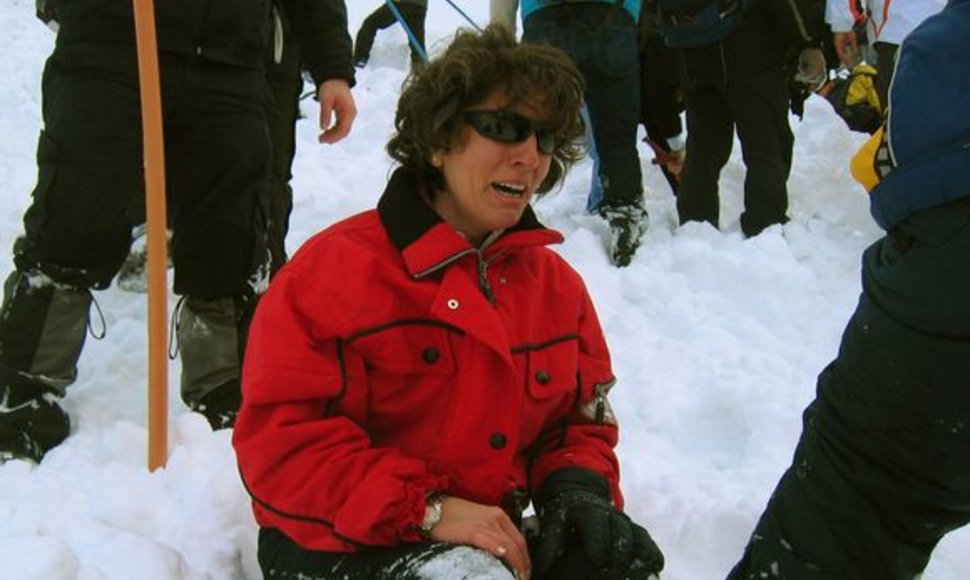 Moteris, išgyvenusi po sniego griūties Turkijos kalnuose, nesulaiko ašarų.