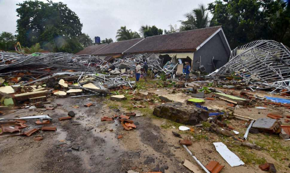 Krakatau išsiveržimas Indonezijoje sukėlė cunamį. 