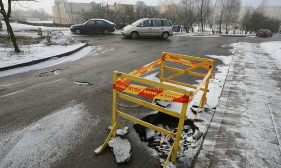 Fabijoniškių gatvės vieno namo kieme prieš kelias dienas dėl išplauto smėlio asfalte atsivėrė didžiulė duobė.