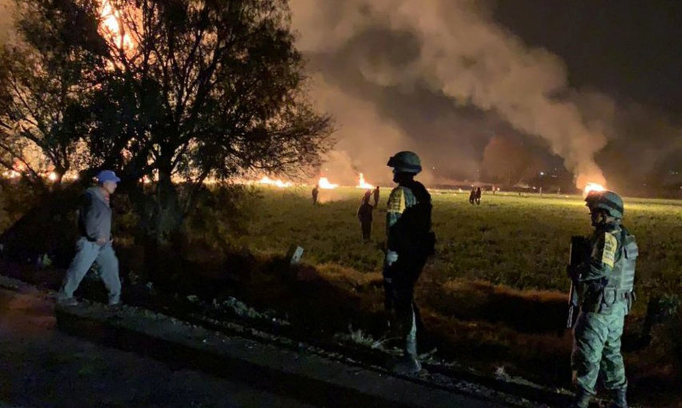 Meksikoje užsidegė pažeistas naftotiekis.