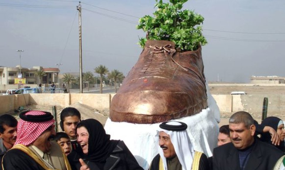 Irake pastatytas bronzinis į Bushą sviesto bato paminklas.