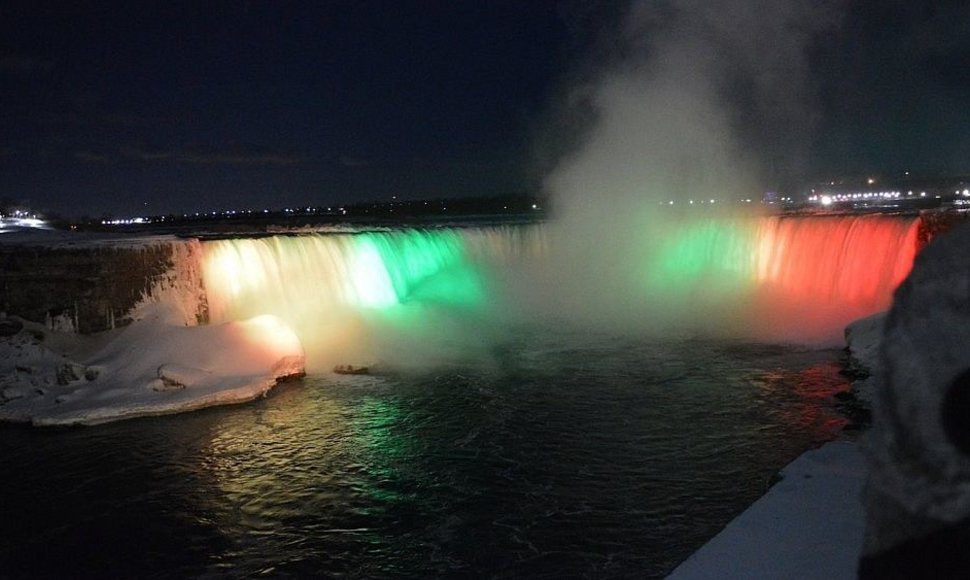 Niagaros krioklys nušvito Lietuvos vėliavos spalvomis. 