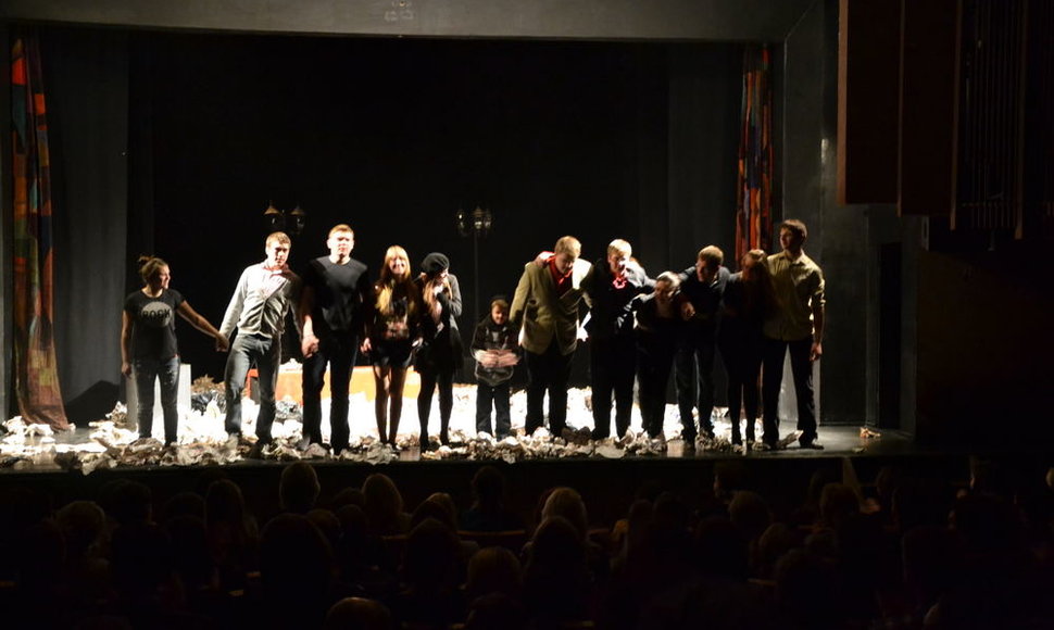 Vilniaus „Lėlės“ teatre rodytas režisieriaus Justino Krisiūno spektaklis „Emigrantai“. 