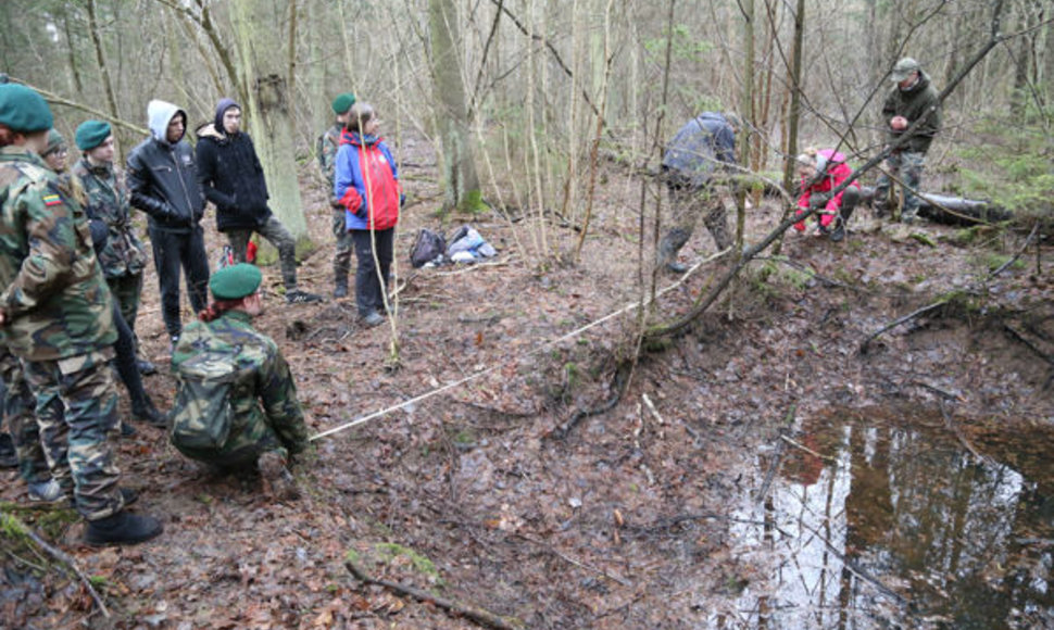 Žinomas istorikas ir partizaninių kovų tyrinėtojas Vykintas Vaitkevičius kartu su LDK Kęstučio šaulių 7-osios rinktinės šauliais šukavo Šimkaičių girią. 