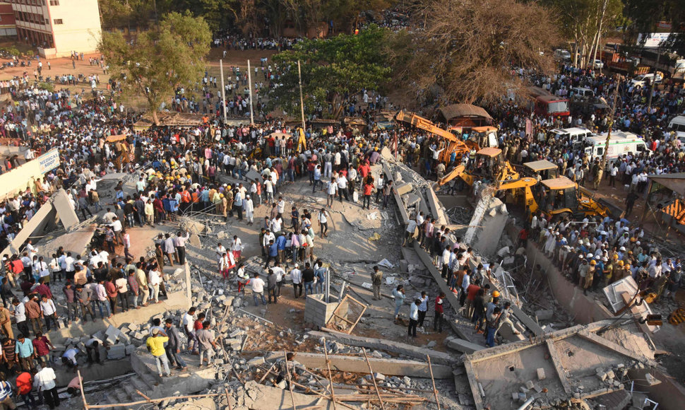 Indijoje sugriuvo pastatas.