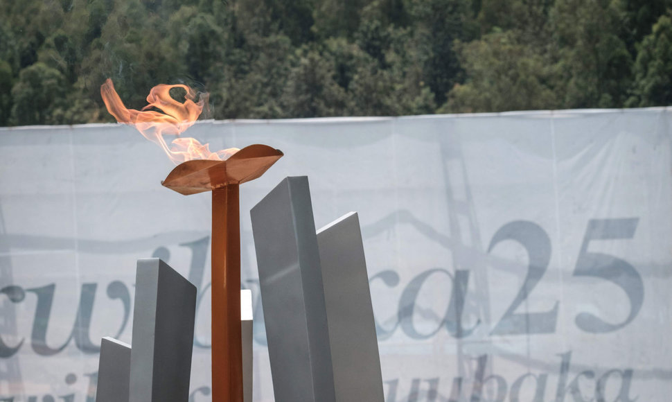 Prezidentas Paulas Kagame pradėjo atminimo renginių savaitę, uždegęs atminimo ugnį prie Kigalio genocido memorialo. 