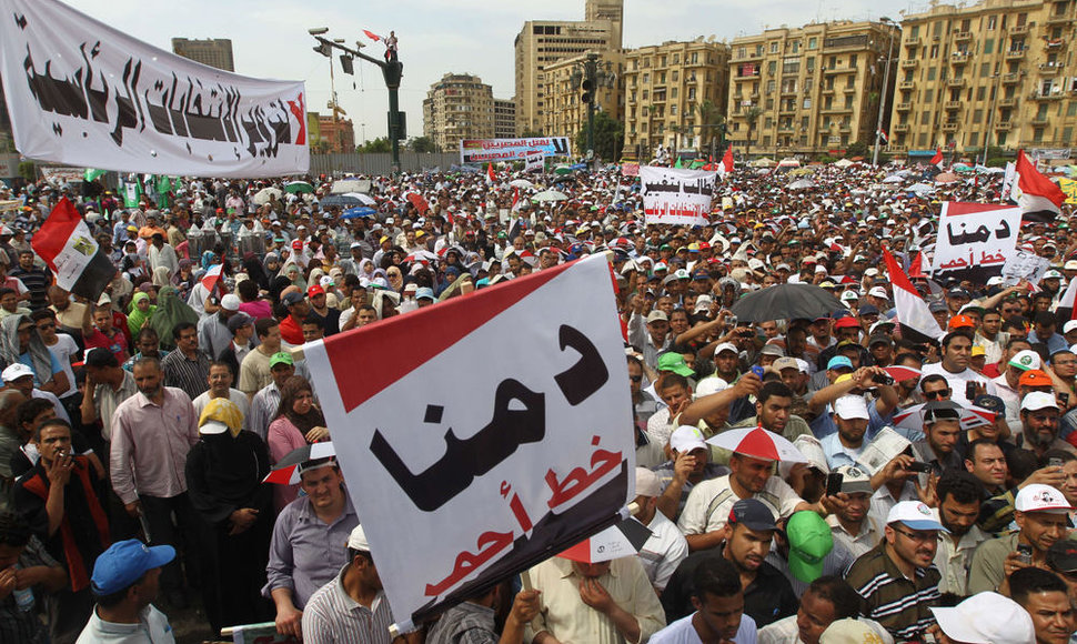 Protestuotojai susirėmė su kariškiais Kaire.