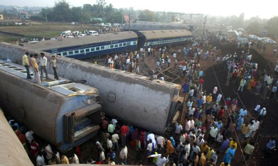 Indijoje traukinys nuvažiavo nuo bėgių.