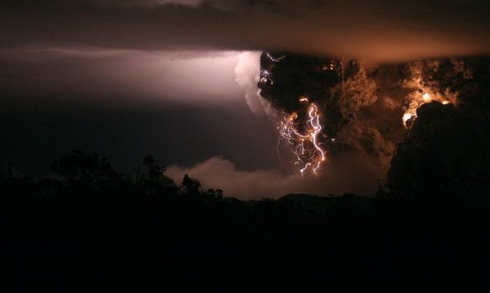 Kolumbijoje išsiveržė ugnikalnis.