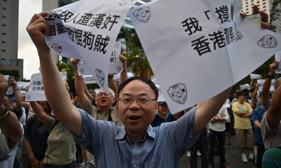 Honkongo aktyvistai žygiavo link JAV konsulato.