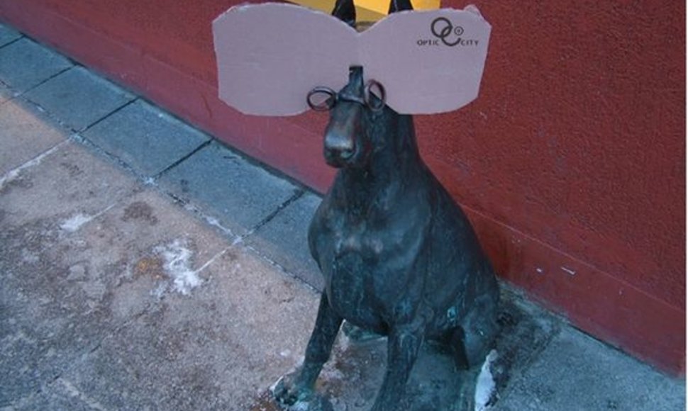 Akiniais pasipuošė ir bronzinis šuo, „budintis“ prie „Optic City“ salono.
