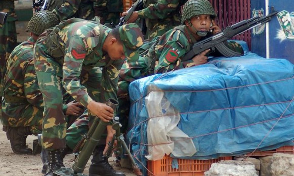 Bangladeše per armijos maištą žuvo trys žmonės.