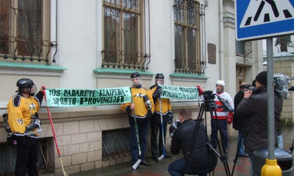 Ketvirtadienio rytą ledo ritulio mėgėjai protestavo prie Klaipėdos savivaldybės. 