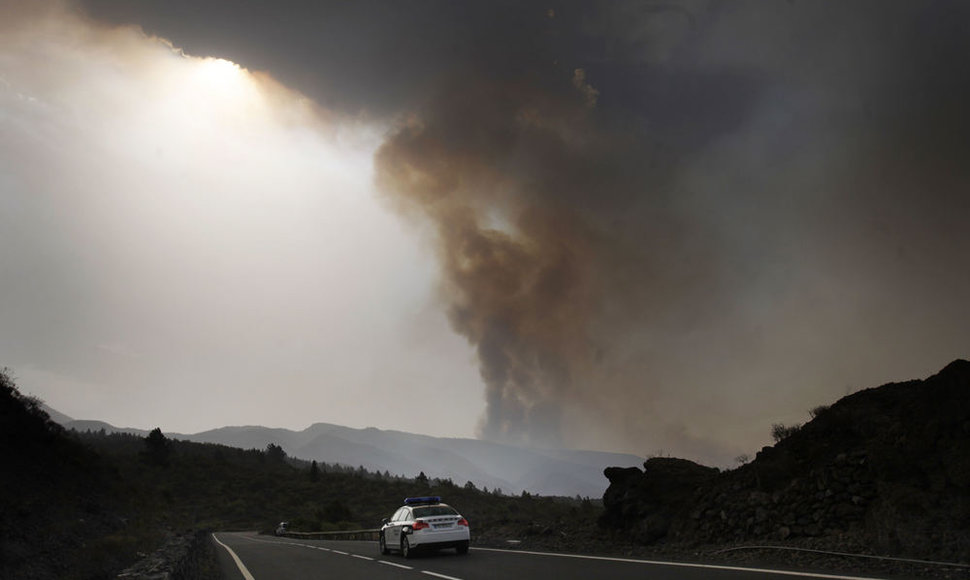 Kanarų salas niokoja miškų gaisrai.