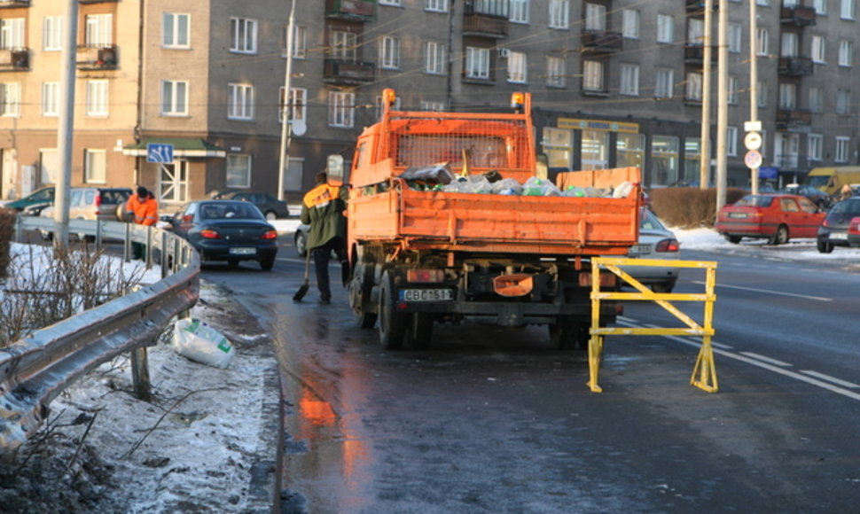 Pirmadienį po pietų Vilniaus Gerosios vilties žiede krovininis automobilis užkabino stulpą, jį nulaužė ir sutrikdė automobilių eismą.