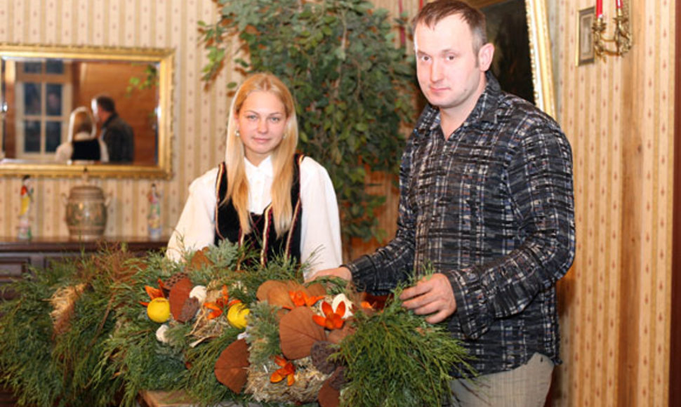 Šiuo metu restorane „Bajorkiemis“ ekstravagantiškais kūriniais ir originaliais rekordais pagarsėjęs floristas ir dizaineris Modestas Vasiliauskas gamina didžiausią Lietuvos istorijoje verbą.