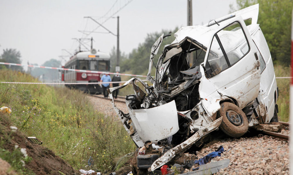 Lenkijoje – sausakimšo mikroautobuso ir traukinio kaktomuša. 