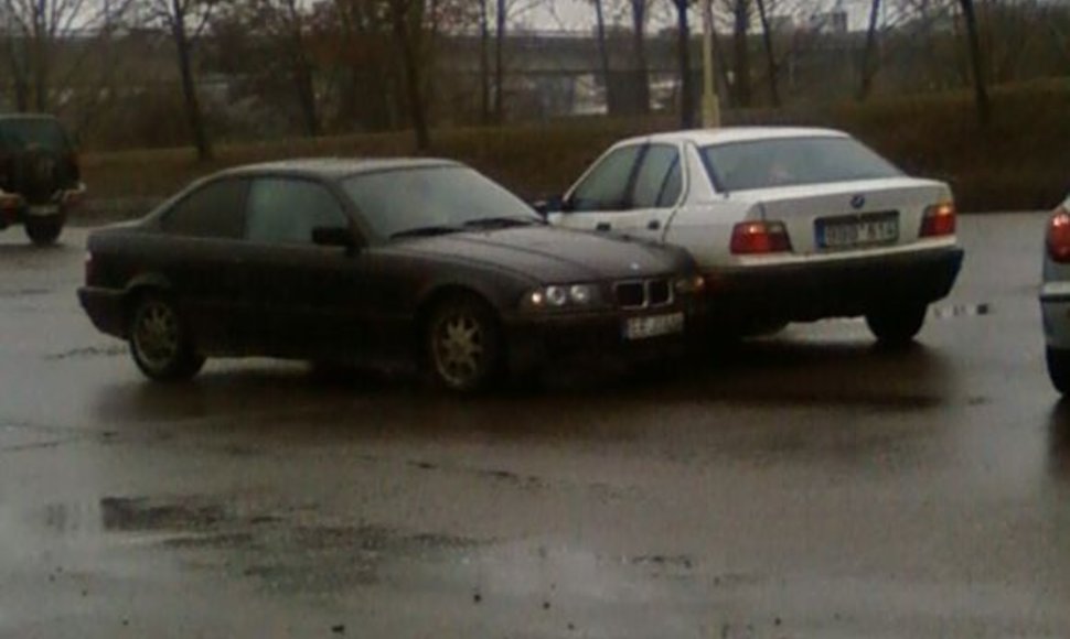 Skaitytojo informacija: susidūrė du BMW automobiliai.