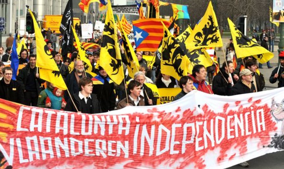  Per Briuselį šeštadienį žygiavo minia, kurioje buvo apie 2900 žmonių, kad pademonstruotų savo pritarimą Katalonijos siekiui tapti nepriklausoma nuo Ispanijos valstybe ir atkreiptų į tai tarptautinį dėmesį.