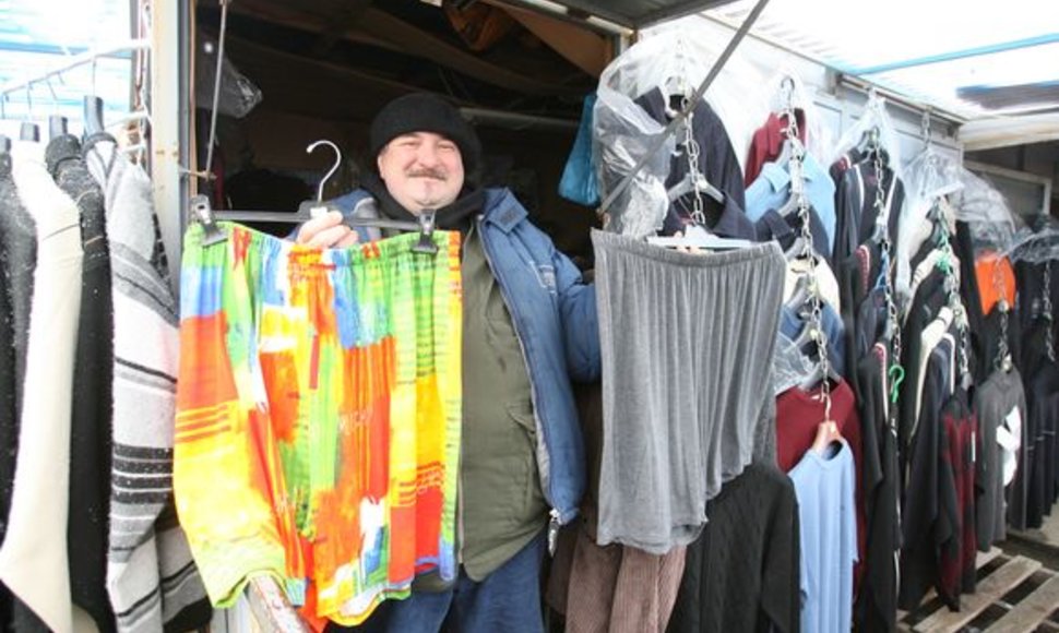 Iš Turkijos atvežtais didelių dydžių drabužiais Gariūnuose prekiaujantis Sergėjus pasakojo, jog jam dėl prekių išskirtinumo pirkėjų netrūksta. 