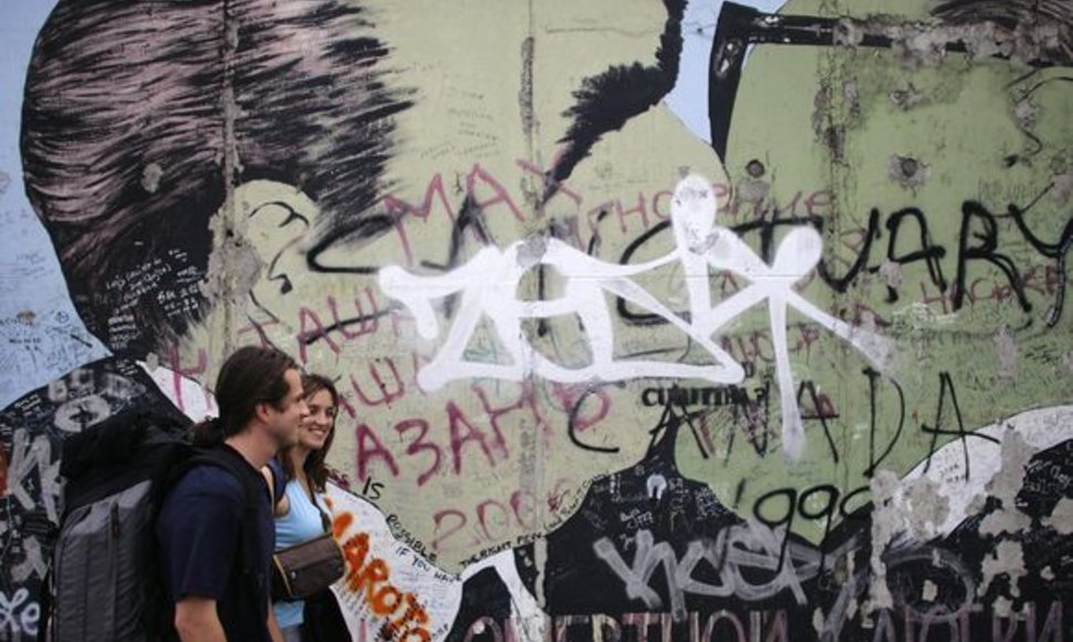 Vienas garsiausių piešinių ant Berlyno sienos, kuriame vaizduojami besibučiuojantys buvusios Rytų Vokietijos lyderis Erichas Honeckeris ir tuometinis Sovietų sąjungos vadovas Leonidas Brežnevas, dėl nuolatinių sienos valymų išbluko.