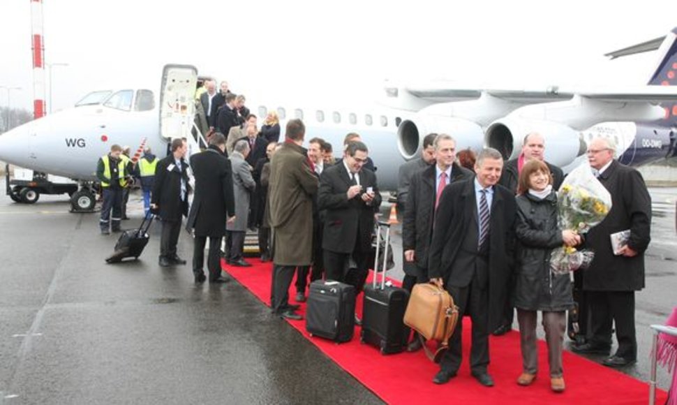 Vilniuje pirmadienį po pertraukos nusileido pirmasis iš Briuselio atskridęs lėktuvas, pradėsiantis tiesioginius skrydžius. 