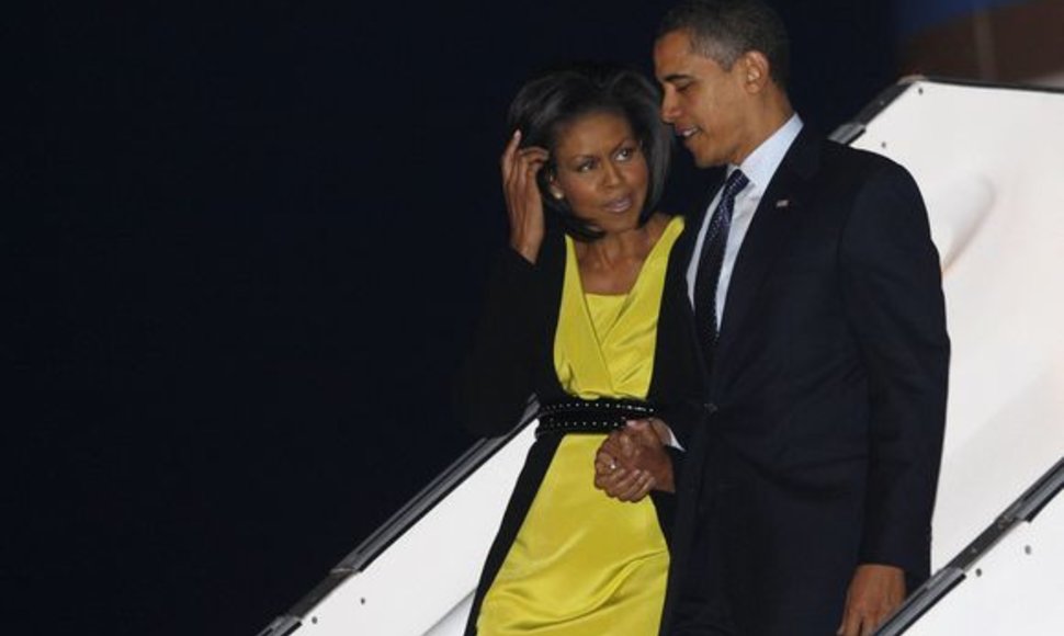 B.Obama su žmona.