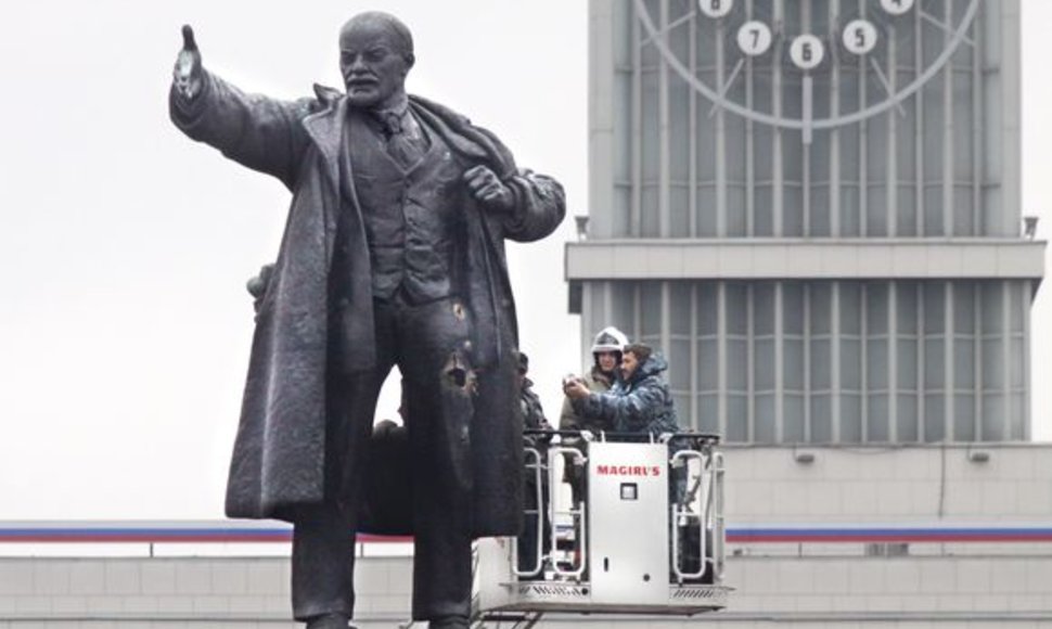 Saint Peterburge per sprogimą apgadintas Lenino paminklas.