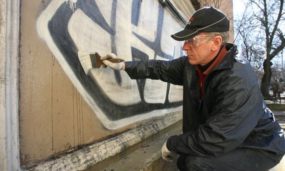 Pastatų sienas nuo grafitų šveičiantys valytojai sako sulaukiantys praeivių priekaištų dėl besitaškančio vandens. 