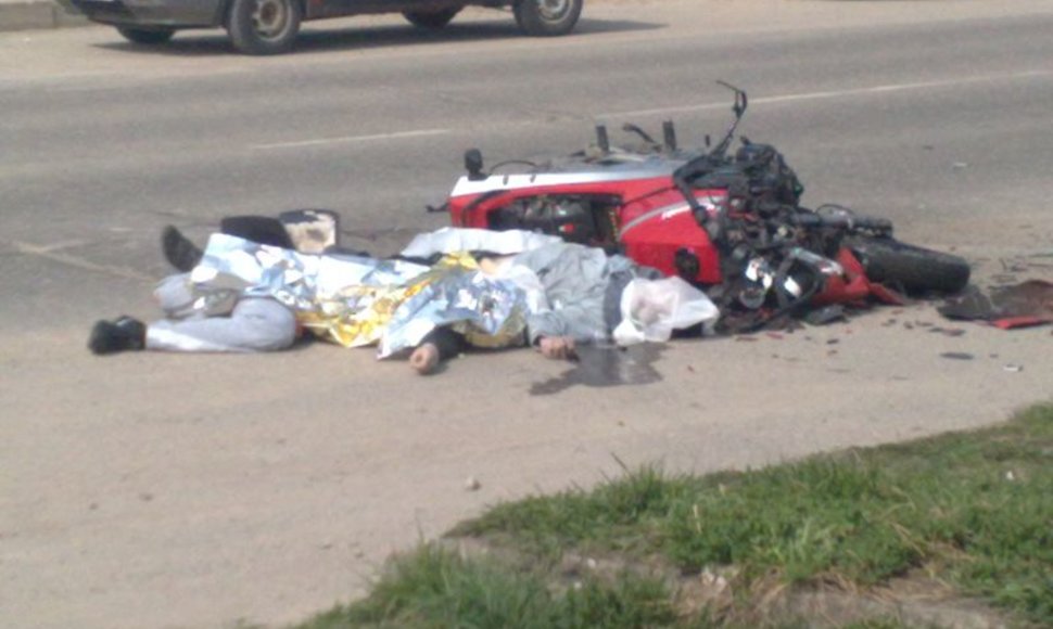 Penktadienį vidurdienį Jonavoje susidūrus visureigiui ir motociklui žuvo du motociklu važiavę vyrai. 