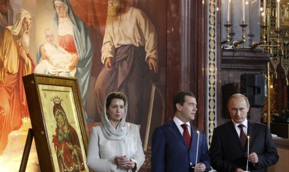 Rusijos prezidentas Dimitrijus Medvedevas (viduryje), jo žmona (kairėje) ir Vladimiras Putinas (dešinėje) dalyvavo velykinėse pamaldose Maskvos ortodoksų bažnyčioje.