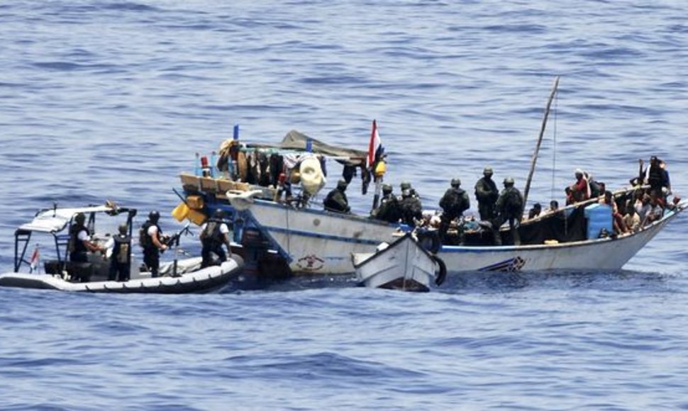 NATO laivai ir sraigtasparniai sužlugdė Somalio piratų ataką.