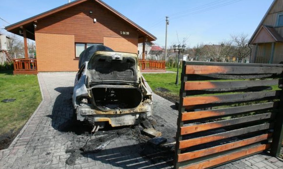 Įsibrovėliai bandė padegė namą bei kieme stovėjusį automobilį.