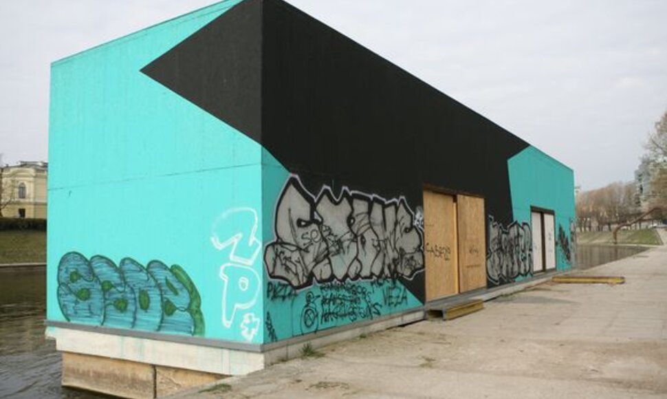 Grafitų apipai&scaron;ytą kultūros platformą &bdquo;KultFlux&ldquo; &scaron;alia Mindaugo tilto ketinama perdažyti arba i&scaron;marginti profesionaliu gatvės stiliaus pie&scaron;iniu, kad &bdquo;tepliotojams&ldquo; neliktų vietos reik&scaron;tis. 