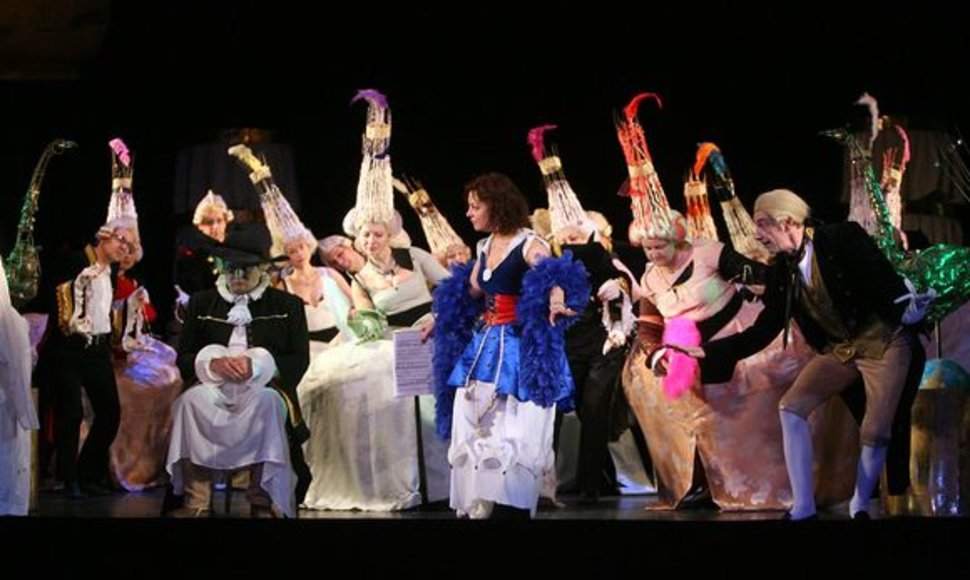 Penktadienį Kauno valstybiniame muzikiniame teatre atgimsiančią operą joje vaidinantys artistai intensyviai repetuoja. Kasdien vyksta po dvi repeticijas. 