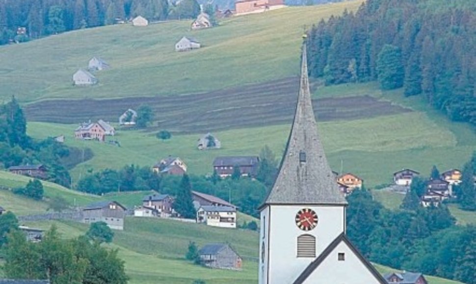 Mažas Šveicarijos Alpių kaimelis ėmėsi griežtų priemonių, kad apsigintų nuo nuogų vokiečių turistų antplūdžio.