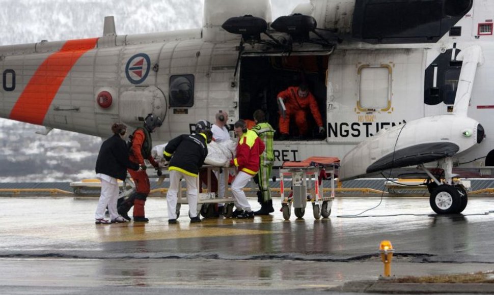 Jūreiviai sraigtasparniu buvo gabenami į ligoninę Norvegijos mieste Tromsėje.