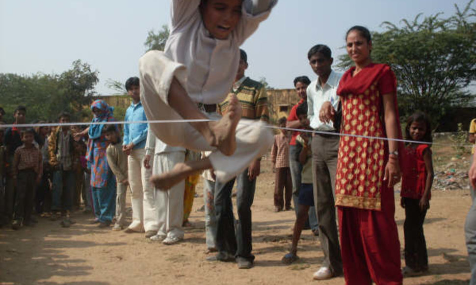 Indijos vaikams būsimi mokytojai surengė sporto varžybas.