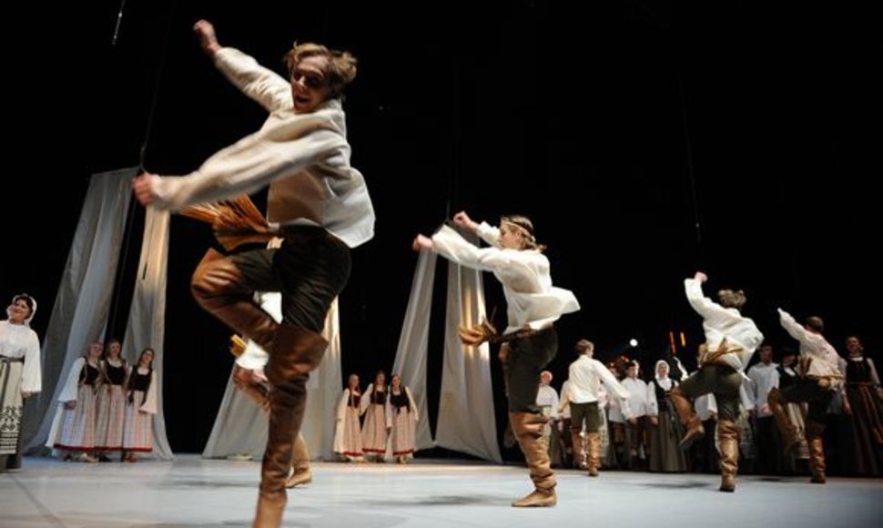 Dauguma ansamblio šokėjų yra baigę M.K.Čiurlionio menų mokyklą.