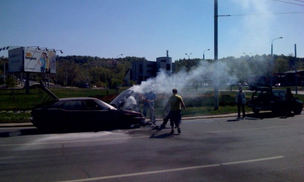 Šeštadienį „15min“ skaitytojas Tomas pranešė apie Minsko žiede, Vilniuje, degantį automobilį.
