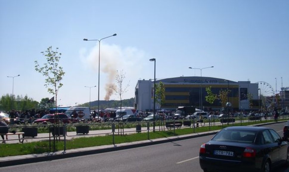 Miško gaisras prie Vilniaus „Akropolio“ buvo matomas nuo „Siemens“ arenos.