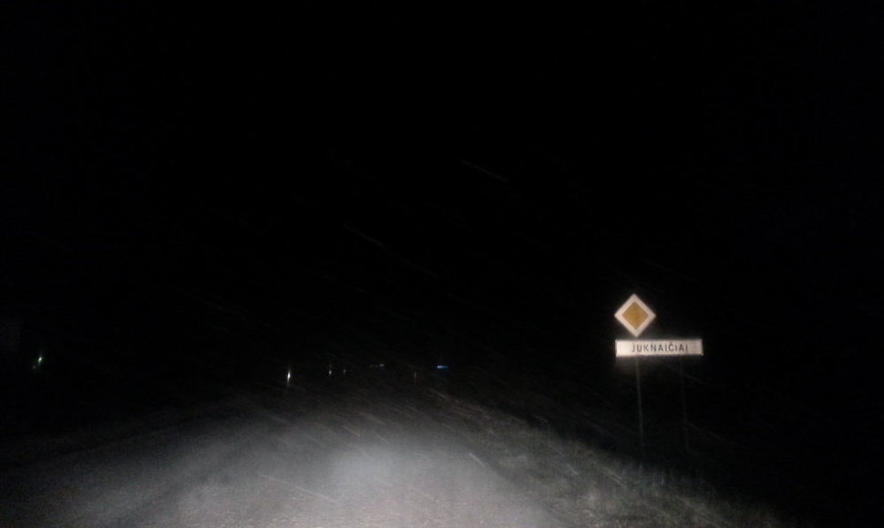 Naktį snigo Šilutės rajone. 