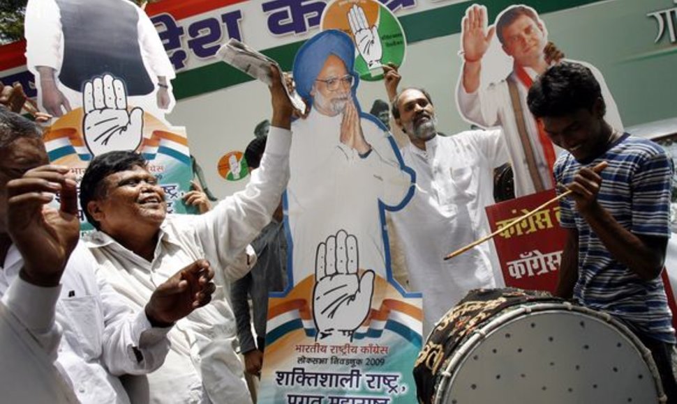 Valdančiųjų šalininkai mušė būgnus ir šoko gatvėse, laikydami Kongreso partijos pirmininkės Sonios Gandhi ir premjero Manmohano Singho portretus.