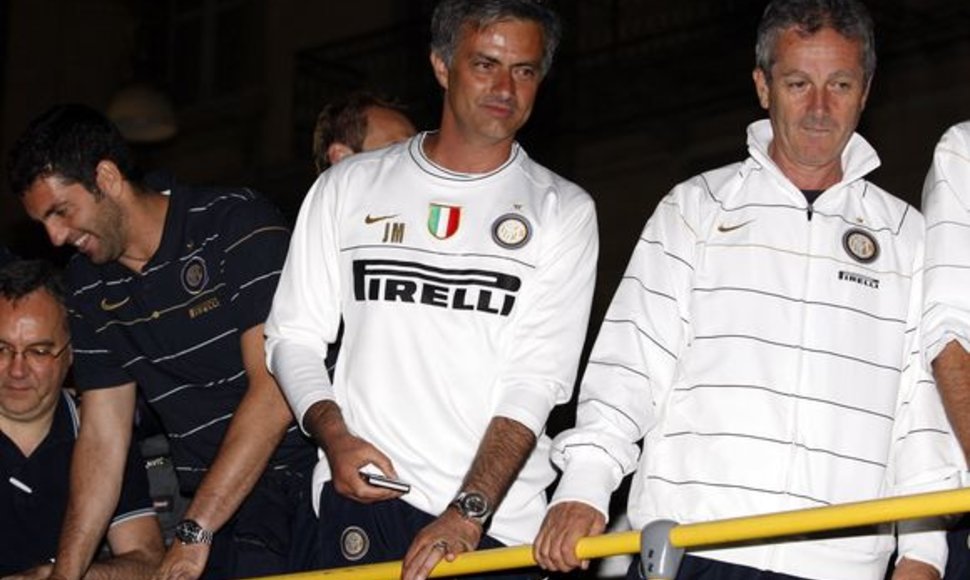 „Inter“  treneris J.Mourinho (vidury).