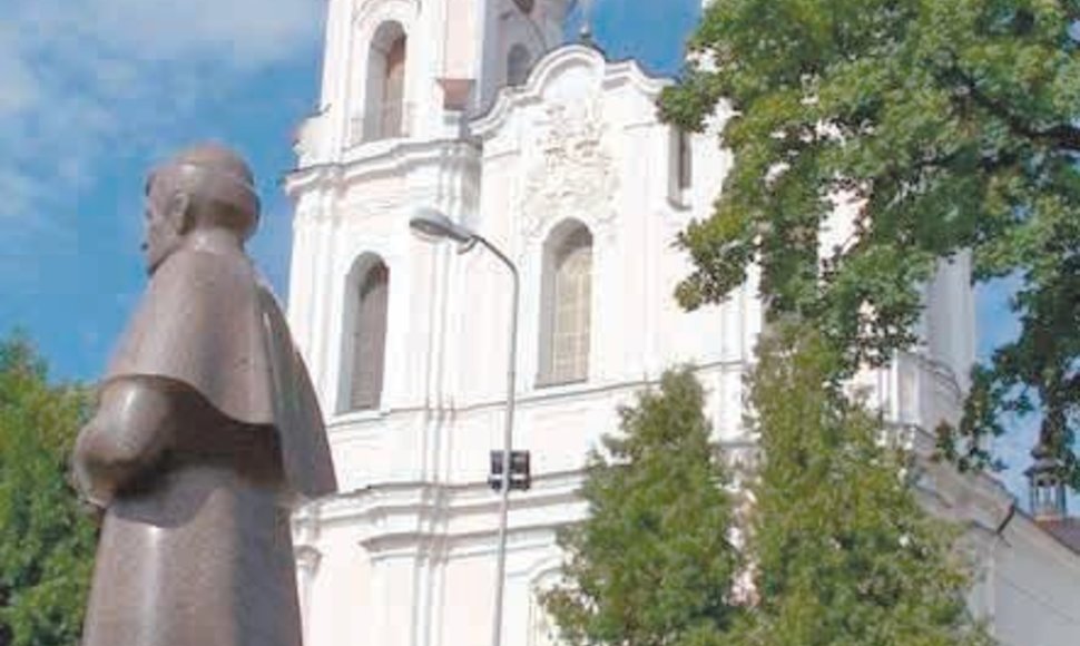 Seinuose prie bažnyčios stovi paminklas vyskupui A.Baranauskui. 