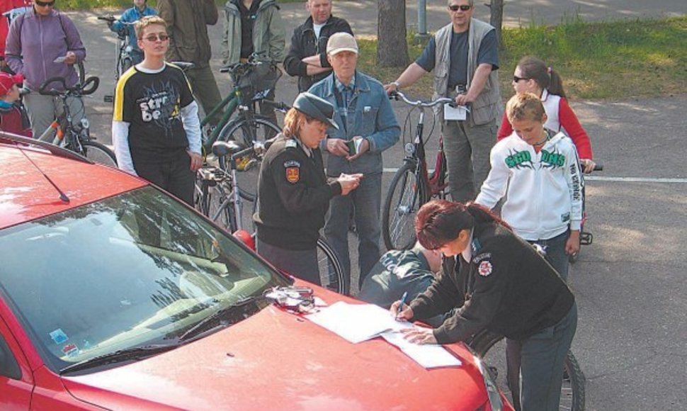 Ketvirtadienį Klaipėdoje buvo daug norinčiųjų užregistruoti dviračius policijoje ir pažymėti juos specialiai lipdukais. 
