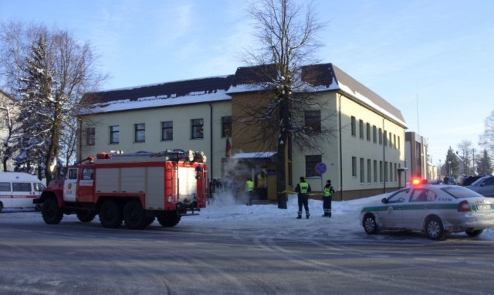 Anonimas pranešė, kad Kelmės rajono apylinkės teismo rūsyje yra padėtas sprogmuo.