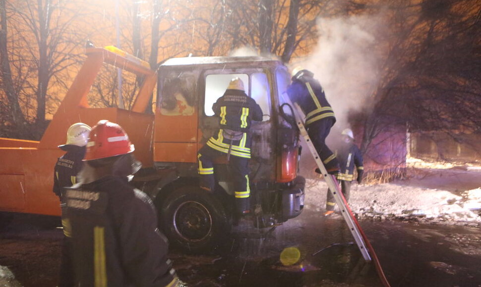 Klaipėdoje liepsnojo techninės pagalbos vilkikas.