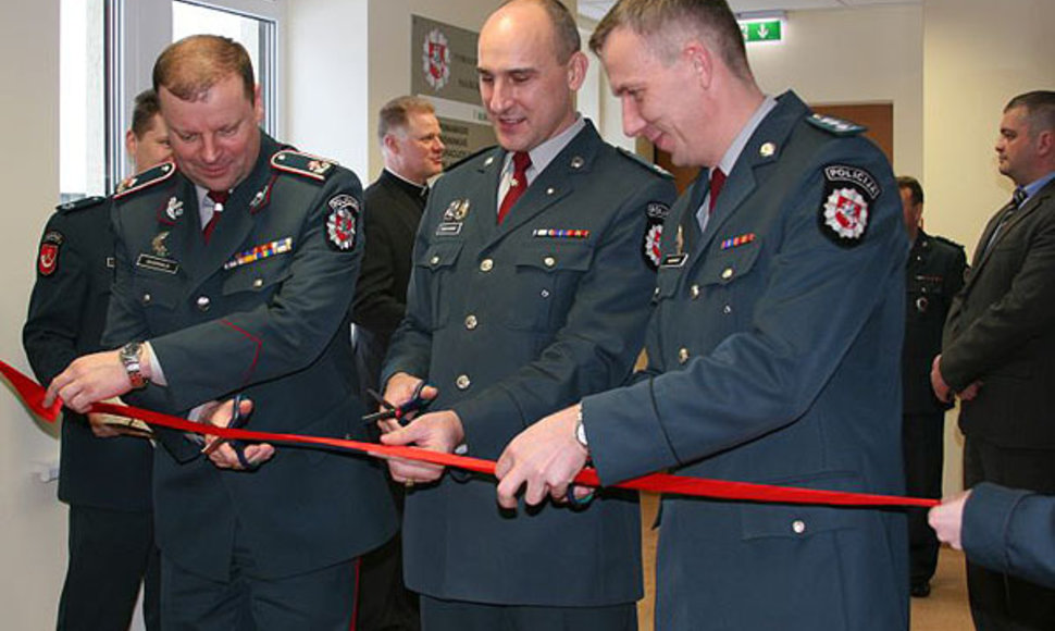 Pagėgių policijos viršininko pareigas nuo sausio 24-osios eina šilališkis Artūras Mikalauskas (viduryje).